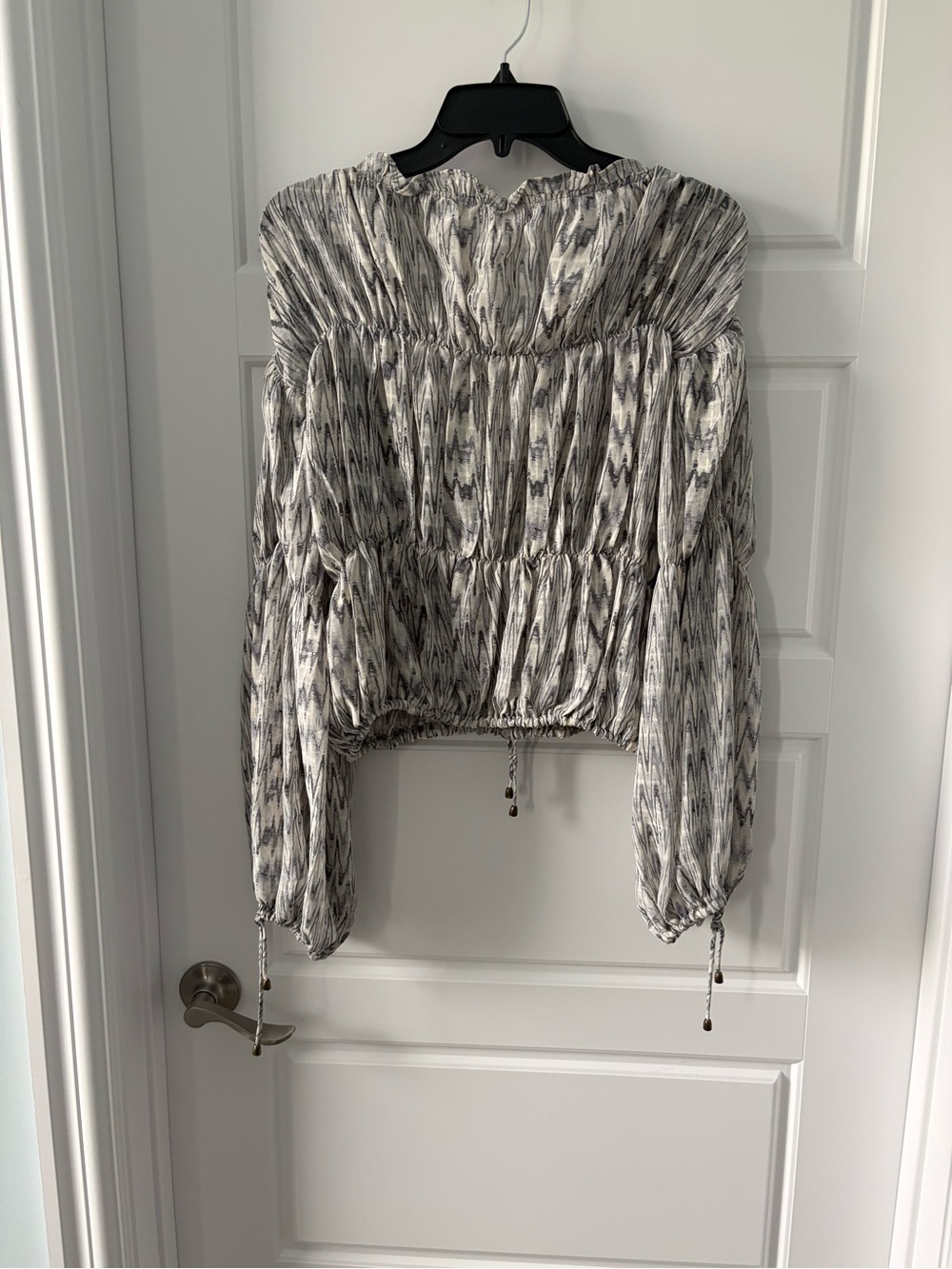 Gray Patterned Ruffled V-Neck Crop Top - Picture 4 of 10